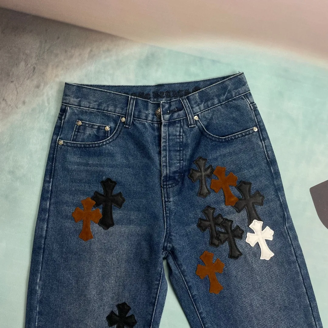 🅿️280 🔘Style number-KL125 🔘Cro Xin𝐂𝐡𝐫𝐨𝐦𝐞 𝐇𝐞𝐚𝐫𝐭 Matty Boy Sex Records series limited edition leather multi-color high street work jeans* [same style as Wang Chuqin] Among Cro Xin’s many items, this CH Jeans are the best. The production process is extremely complicated. The finished product needs to be washed first, then disassembled. The sheepskin cross skins are carefully sewn by hand, and then re-joined. The process is complicated and difficult to be detailed. Once you get it, you can intuitively feel the high-end texture that hits your face, and use your strength to explain what "good looks come first". It is made of beaded canvas fabric. After being washed with heavy water, the texture of the upper body becomes more mellow and the shape of the pants is also more straight. The whole trousers use three-dimensional cutting technology, and the shape is unique. The hardware is customized according to ZP genuine standards, and the thick beaded canvas fabric is not only soft after washing, but also has excellent breathability. Paired with an ingenious customized small leather label, the details are exquisite and simple yet elegant. The trousers are of exquisite workmanship, and every trace is neat and detailed, showing excellent quality.  Size: S M L XL XXL (28.30.32.34.36) Color: Blue